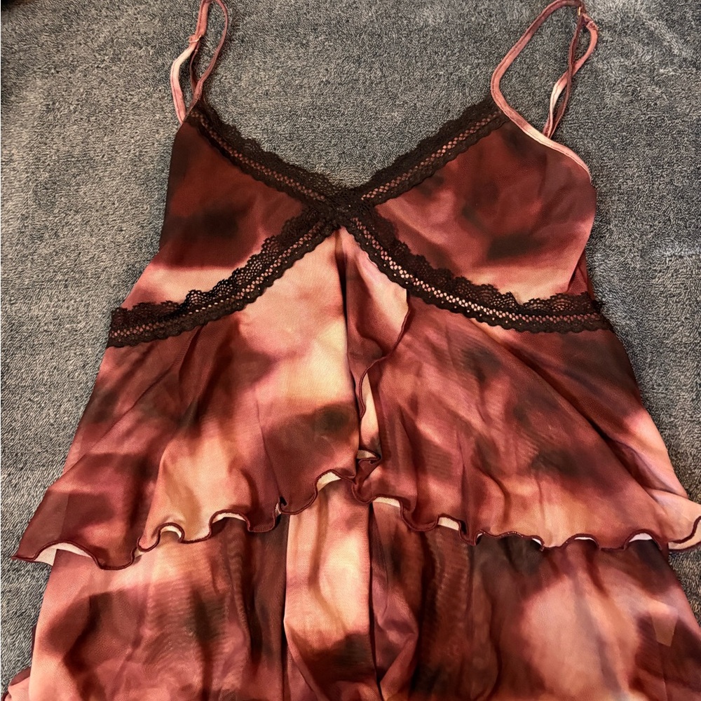 Elegant Tie-Dye Crop Top with Lace Trim